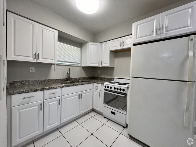 Building Photo - 121 SW 15th St Unit B Rental