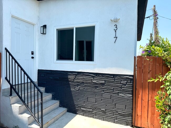 Building Photo - 317 N Alvarado St Rental