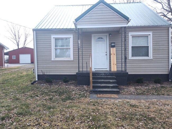 Building Photo - Big family friendly home available in Hodgenville!