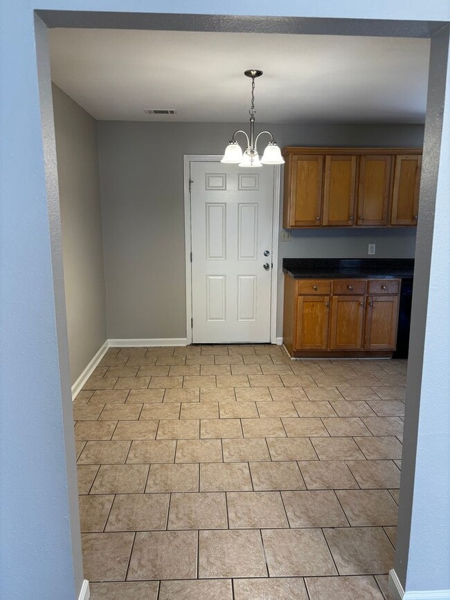 Photo - 4 Bedroom Home Within Minutes from NEA Hospital