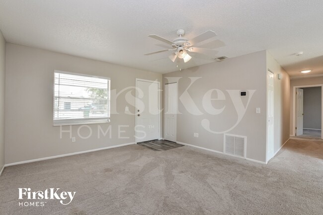 Photo - 910 Clayton Dr