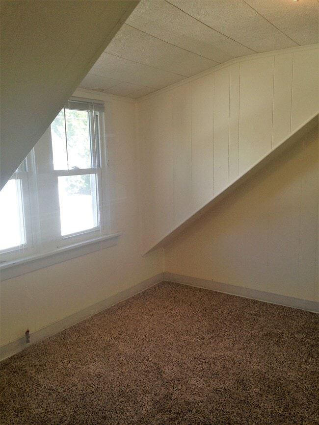 Photo - 613 E 8th St