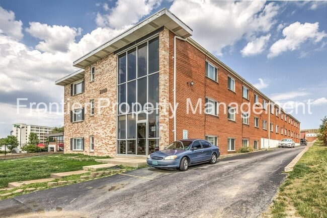 Building Photo - One Bedroom One Bath in Clifton Heights! Unit 2140 Hampton Ave #207