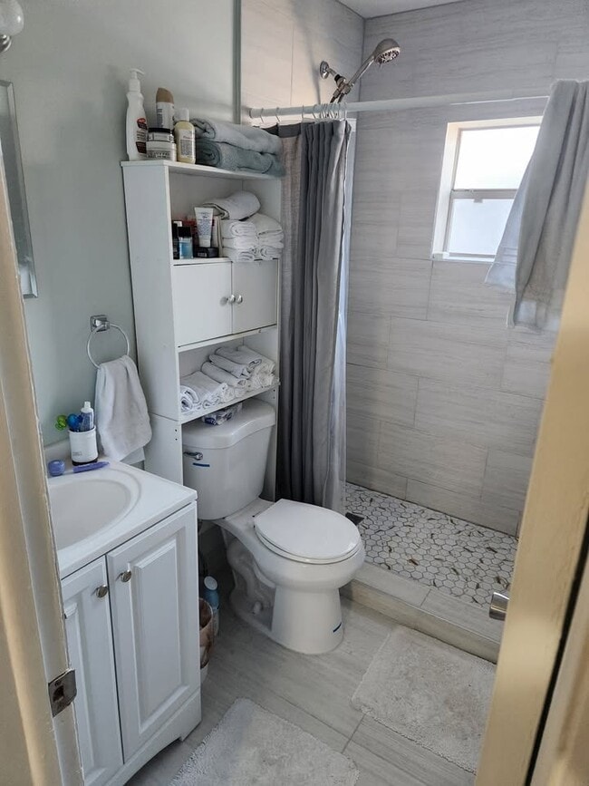 Photo - 829 NE 12th Ave Unidad #3