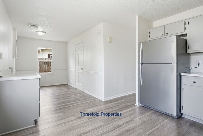 Photo - 1107 Larch Ln