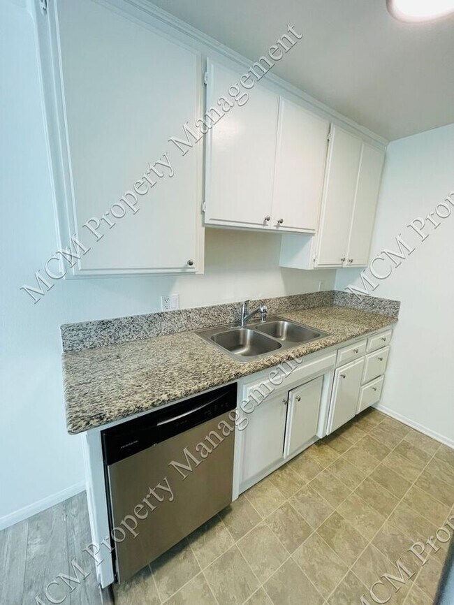 Remodeled 1 bed in Van Nuys with Parking a...