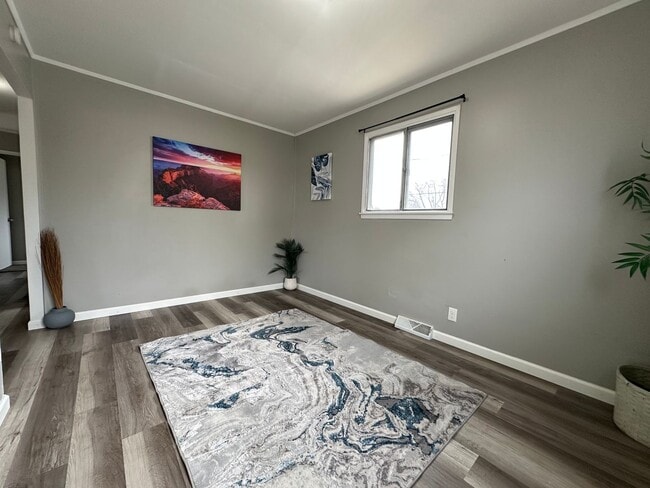 Photo - Spacious 2 bed, 1 bath home for rent in NE Waterloo available IMMEDIATELY .