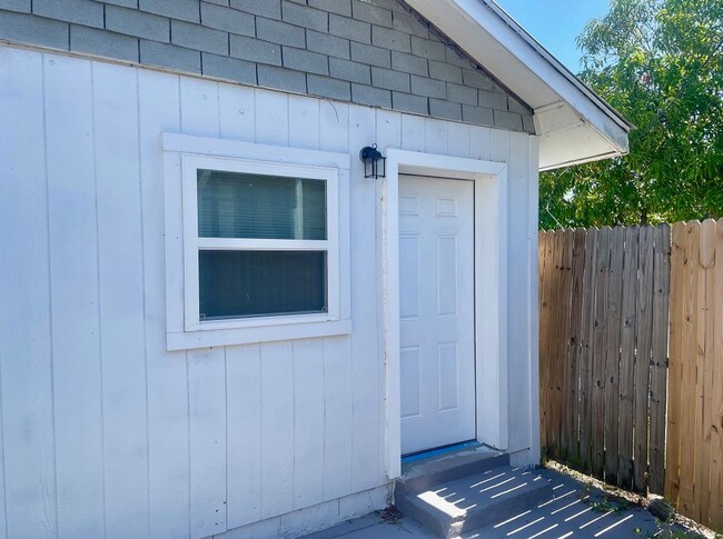 Building Photo - Available Now! 2Bed/1Bath Rental