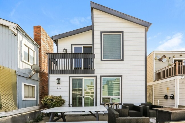 Building Photo - 210 33rd St