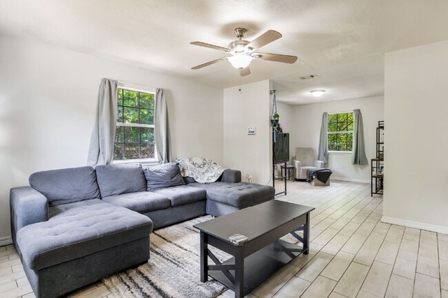 Photo - Move-in ready 3-bedroom, 1-bath cottage Apartment