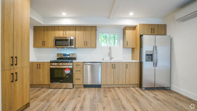 Building Photo - 6112 Saturn St Unit 6112 1/4 Rental