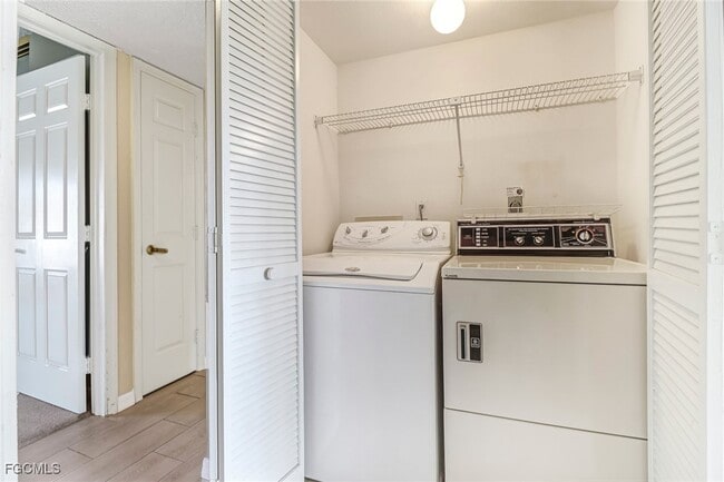 Building Photo - 7430 Lake Breeze Dr Unit 206