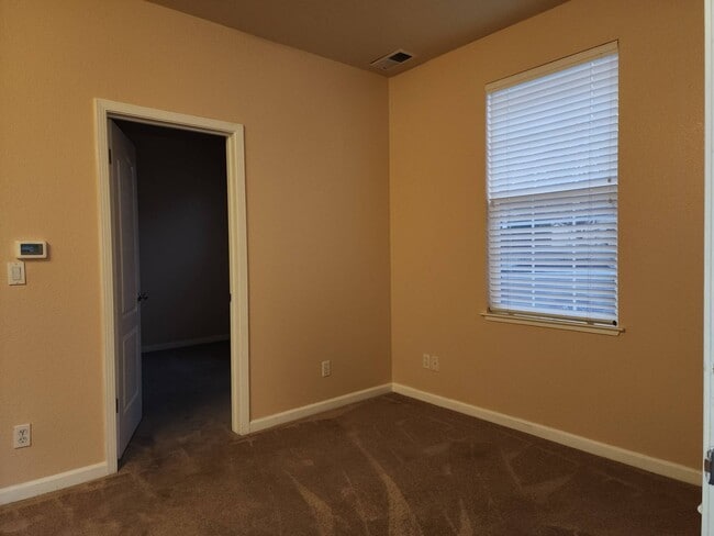 Photo - 1561 Jainine St