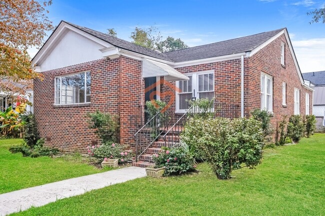 Building Photo - 3 bed / 2 bath home ~ Available October 2025