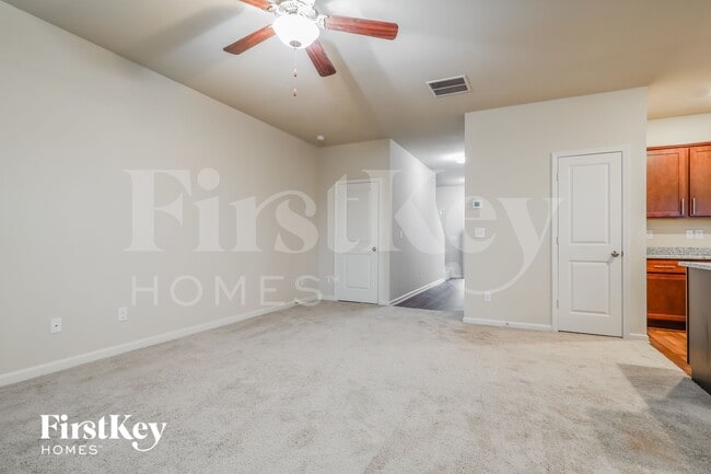 Photo - 323 Darling Ln