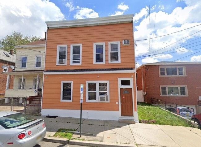 Building Photo - 208 4th St Unit 1 Rental