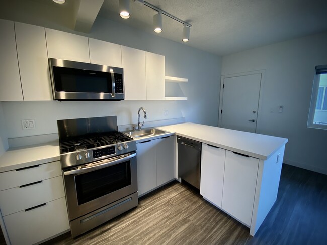 Building Photo - Santa Monica Palms Rental