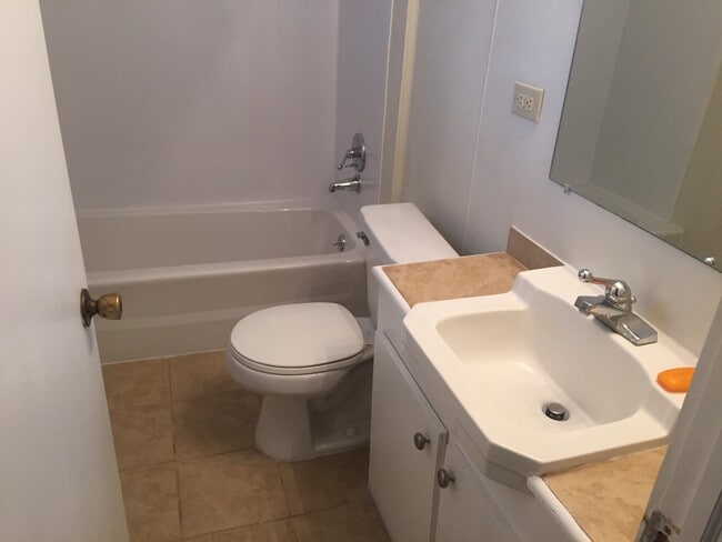 Building Photo - 68 Walnut St