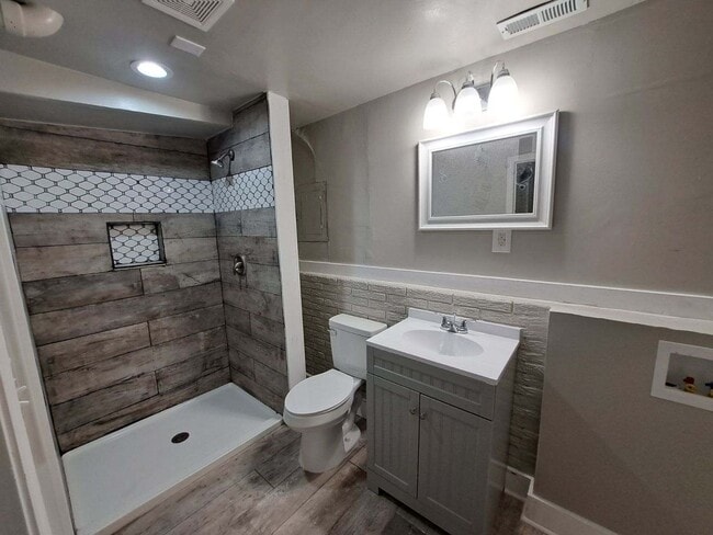 Building Photo - Charming 4 bedroom / 2 bath home waiting f...