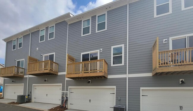 Room in Townhome on Memorial Pkwy