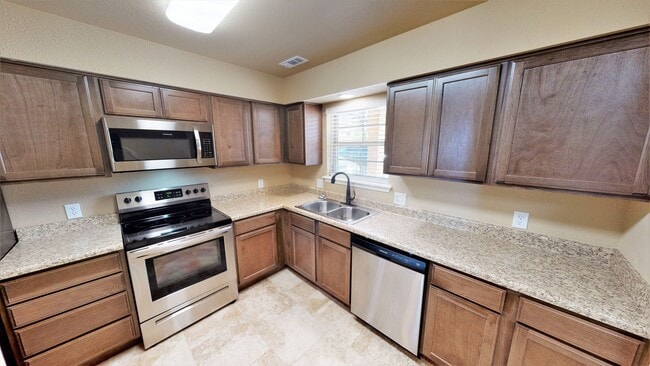 Building Photo - SUNFLOWER TRIPLEX Unit 4121