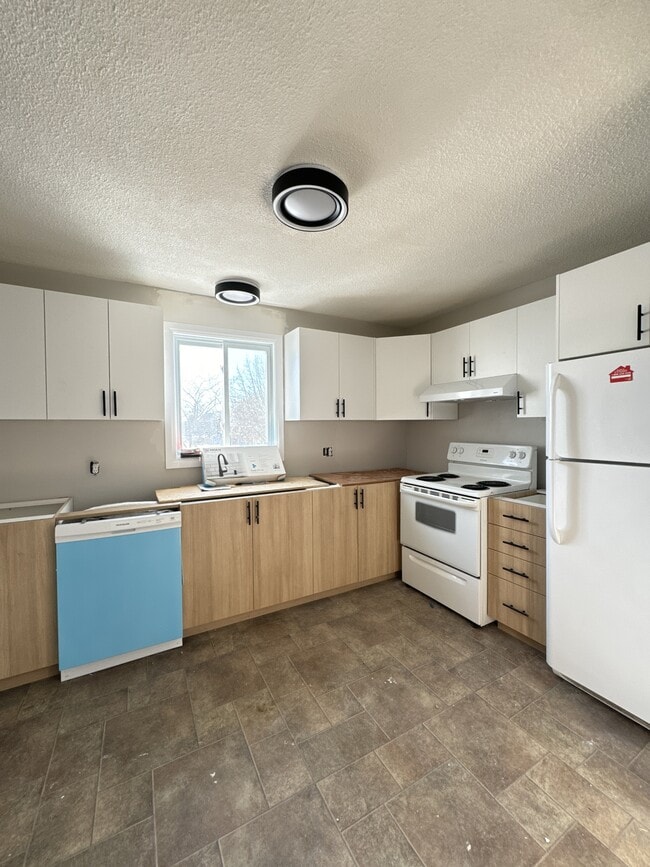 Photo - 668 Lalonde St Unit 1 (668 side) upper