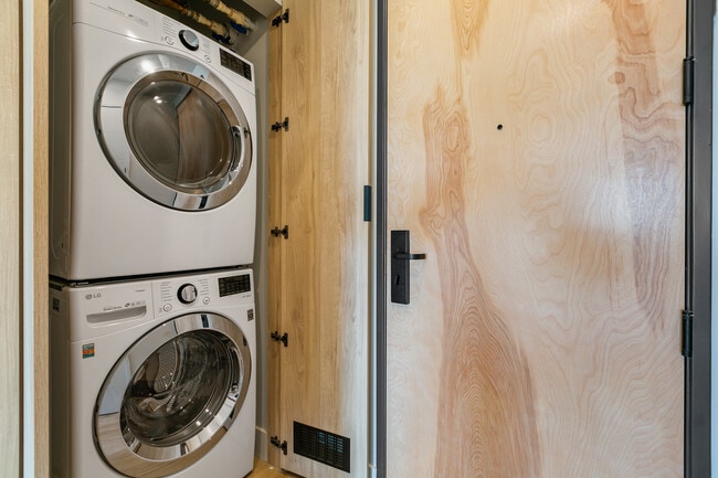 1HAB, 1,5BA - 815SF - Archer