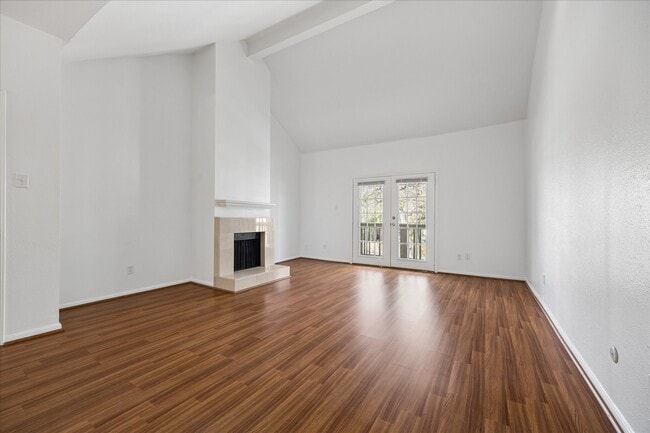 Building Photo - 2100 Tanglewilde St Unit 286