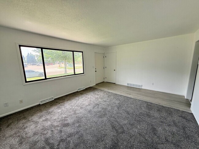 Building Photo - 1614 Unit 1614 Upper