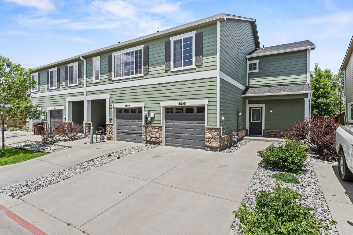 Updated 3-Bedroom Townhome with Private Ya... - Updated 3-Bedroom Townhome with Private Ya...