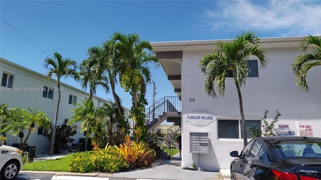 Building Photo - 715 NE 2nd Ave Unit 203