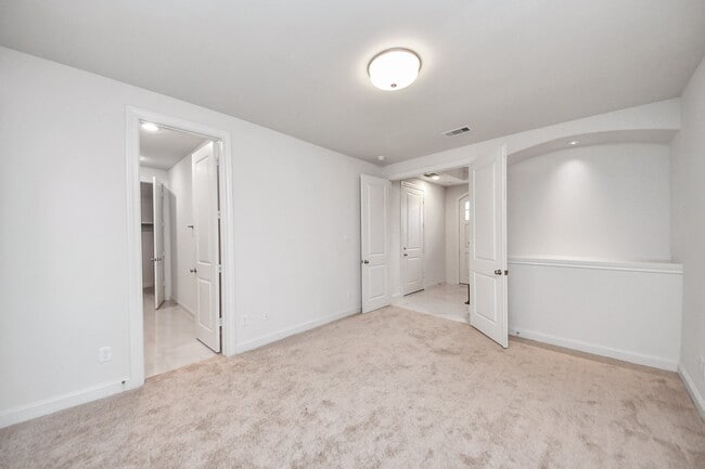 Building Photo - 8926 Lakeshore Bend Dr