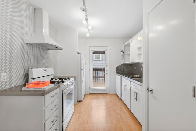 Building Photo - 217 E 12th St Unit 04