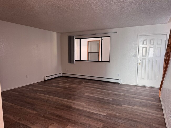 Building Photo - Cute 2 Story, 3Bed, 1.5Bath Townhouse in G...