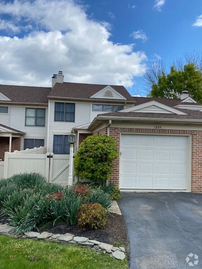 Building Photo - 3 bedroom 4 bathroom home in Lancaster tow...