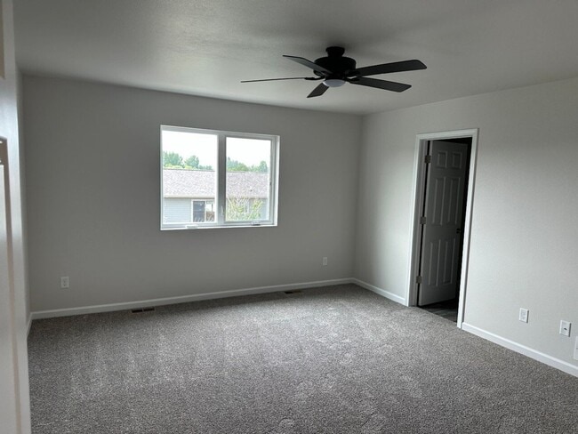 Photo - Spacious 3-bed 2.5 Bath - First Month Free!
