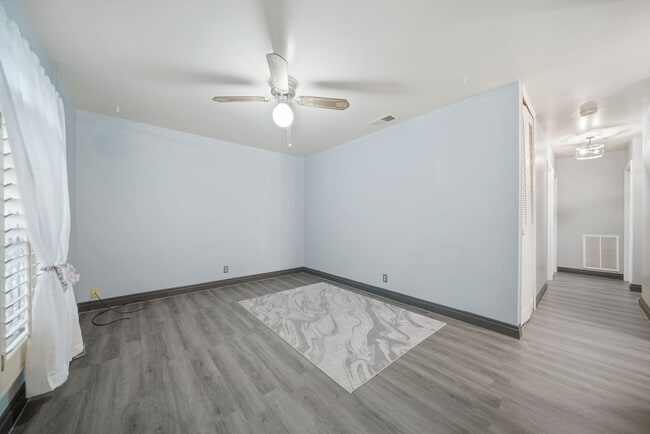Charming 3-Bed Cottage with Fenced Yard & Carport in San Antonio – $1,350/mo