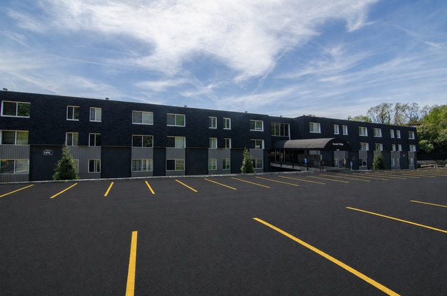 Building Photo - Newly Renovated 2 Bedroom Apartment Unit 5465-14