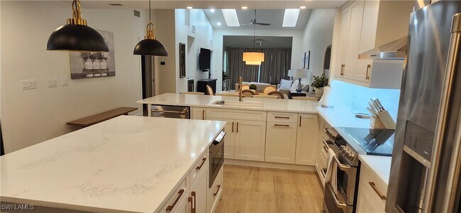 Building Photo - 662 Kings Way Unit 3-22