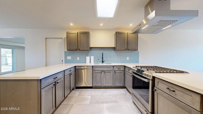 Photo - 719 W Parkway Blvd