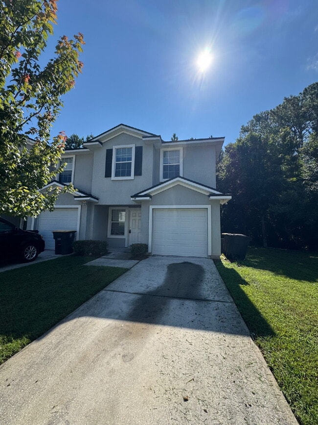 Building Photo - 4 bedroom 2.5 bath townhome with 1 car att...