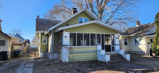 Building Photo - Unique 3 bedroom home in Bloomington!