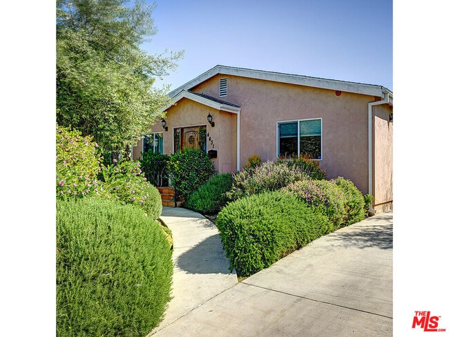 Partially enclosed yard with swing, next to spacious driveway - 4431 Purdue Ave Casa