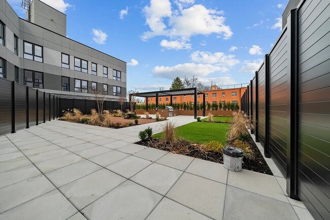 Photo - 77-63 Vleigh Pl