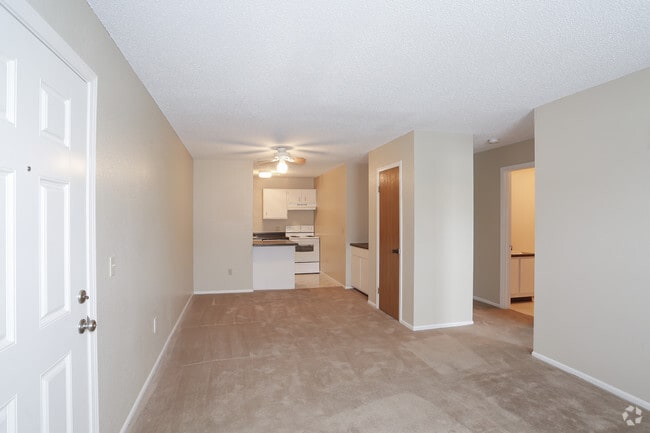 2BR, 1BA - 682 SF