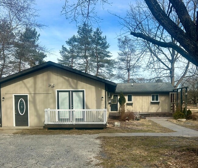 Building Photo - 325 W Delhi Rd Rental