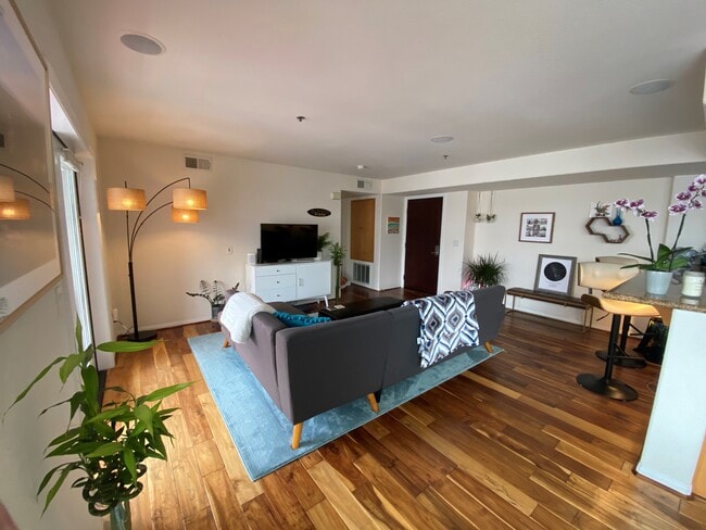 Building Photo - 924 Hornblend St Unit 306