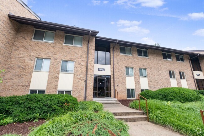 Building Photo - Charming 2 BR/2 BA Condo in Montgomery Vil...