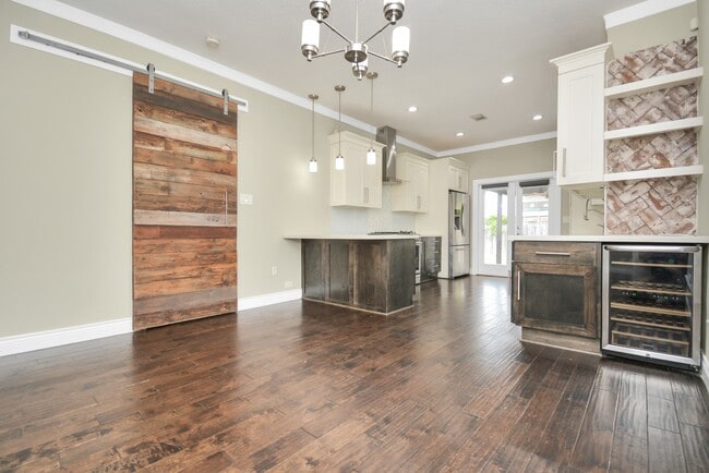 Photo - 318 Ennis St