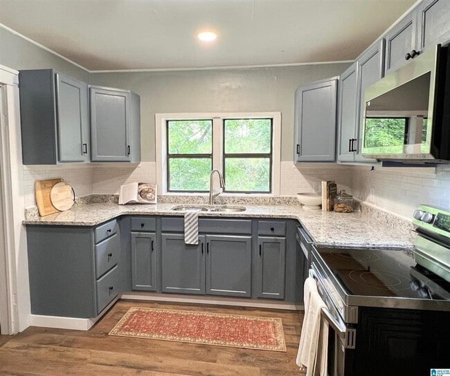 Building Photo - 3 bedroom & 3 bathroom located in Pleasant Valley - $400 off first months rent!